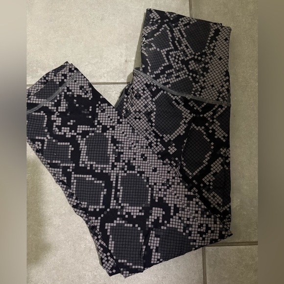 Lululemon Wunder Under High Waist Crop Leggings in a black and gray snake size 6 - Picture 3 of 11